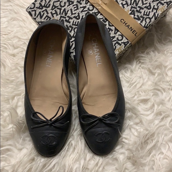 CHANEL - Authentic Gray Flats - Picture 1 of 5